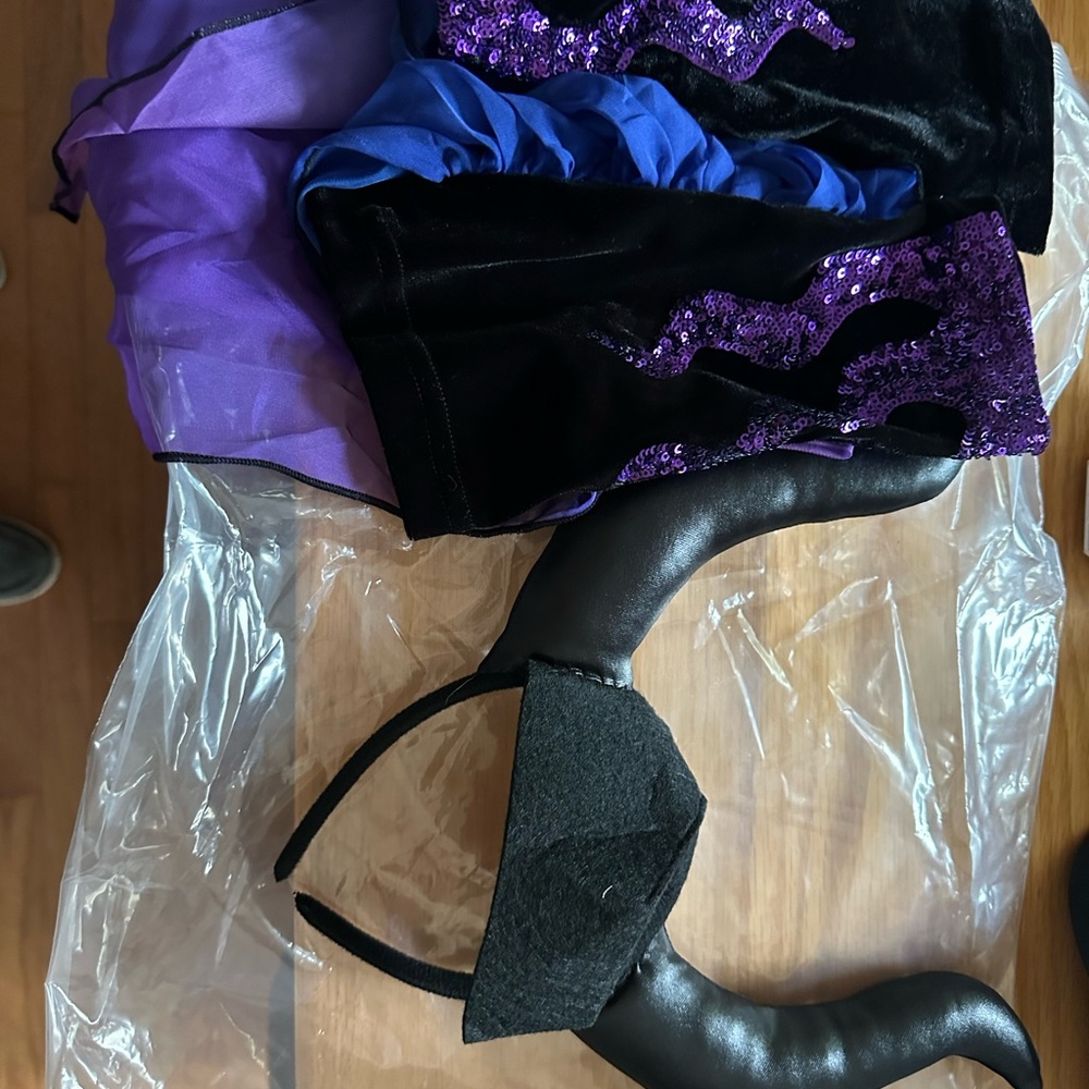 Stylish Black and Purple sorceress costume - Picture 4 of 5